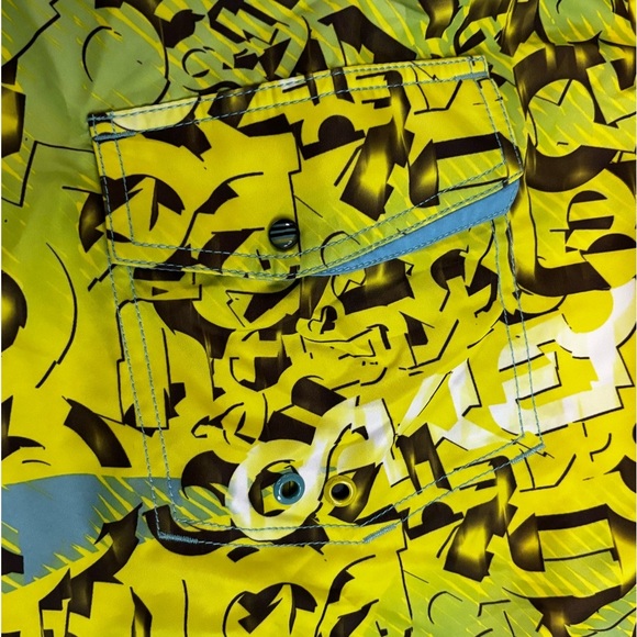 OAKLEY LOGO SURF / SWIM / BOARD SHORTS COMBO WITH WAX COMB & TOOL SZ36 - Picture 11 of 11